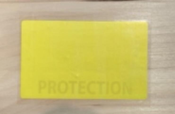 Film transparent de protection, une étiquette qui protège une autre étiquette 